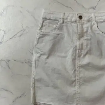 새상품급 H&M 스트레치 컷오프 지퍼 포켓 무릎 기장 스커트 38