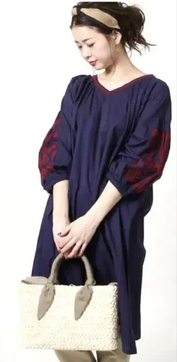 코엔] 네이비 소매 벌룬 자수 자수 원피스 무릎 기장