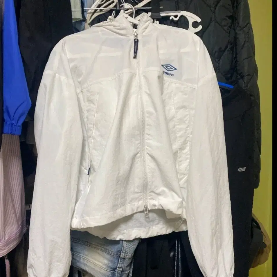 UMBRO | 엄브로 Umbro Classic Women's Windbreaker Jacket on
