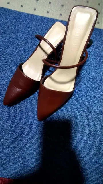 브라운 스틸레토 하이힐 뮬