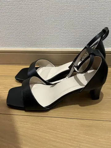 블랙 오픈토 샌들