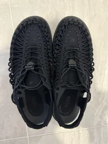 KEEN 블랙 샌들
