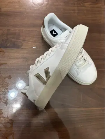 VEJA 화이트 스니커즈