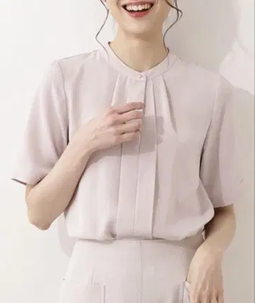 옅은 핑크 반팔 블라우스 플리츠 디자인