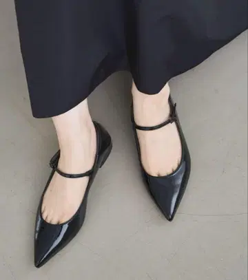 루타론 포인트 에나멜 원 스트랩 플랫 블랙 23.5cm