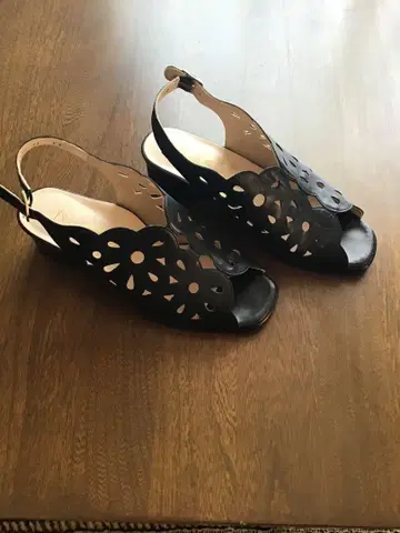 긴자 요시노야] Ginnett 꽃무늬 컷 아웃 샌들 블랙