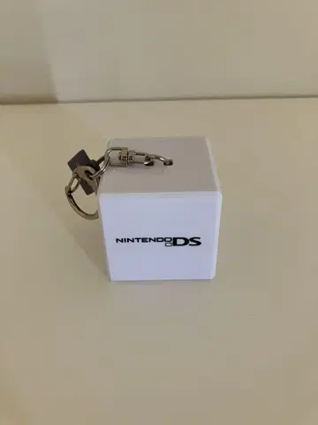 닌텐도 뮤지엄 한정판 기동음 키링 DS