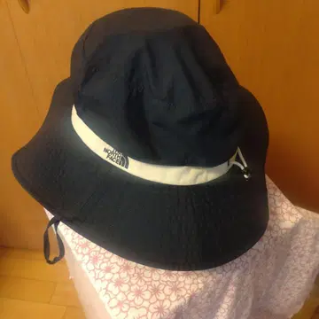 THE NORTH FACE 버킷 햇 네이비 컬러입니다.