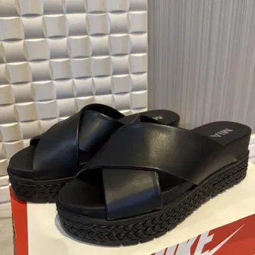 MIA 크로스 밴딩 블랙 샌들