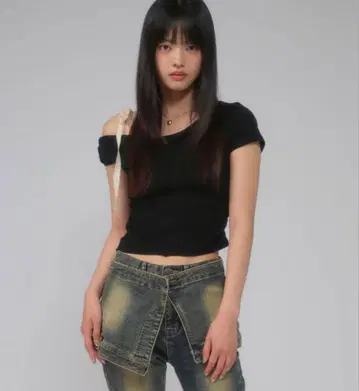 아크렌트 원숄더 리본 탑
