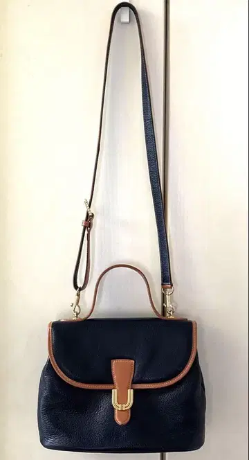 Ungaro 가죽 네이비 숄더백