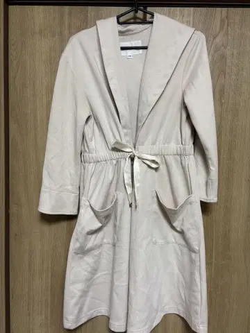 질스튜어트 후드 부착 얇은 소재 코트