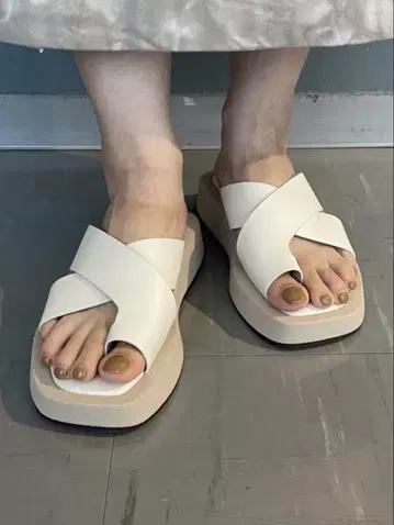 LeTalonGRISE 루타롱리즈 통굽 샌들 LL 에크루