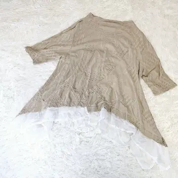 센소유니코 베이지 비대칭 밑단 반팔 상의 자우