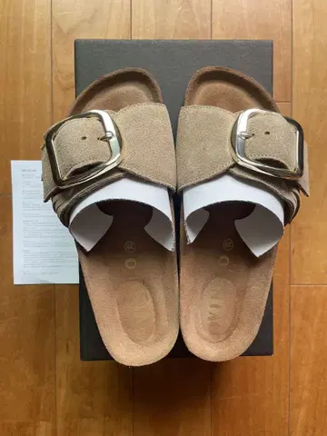 VINILO FRINGE SANDAL 프린지 버클이 달린 베이지 샌들