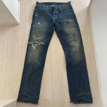 데미지 가공 다크 블루 슬림 핏 데님