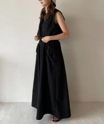 슬리브리스 블랙 개더 롱 원피스 로리즈팜