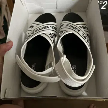 마이클코어스 샌들
