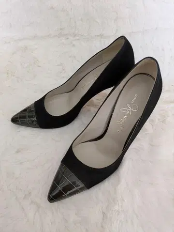 긴자 카네마츠 블랙 스웨이드 하이힐