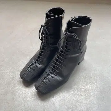 블랙 레이스업 부츠