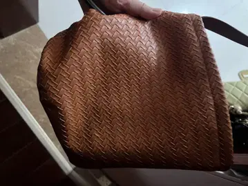 브라운 가죽 느낌의 뜨개질 숄더백
