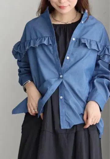 hanahana (하나하나) 드롭 숄더 마오 칼라 프릴 블라우스