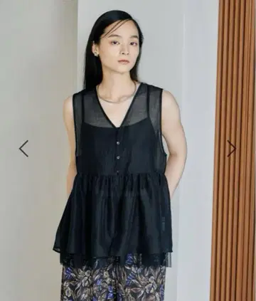 LEPSIM 시어 자수 모듬 슬리브리스 블라우스