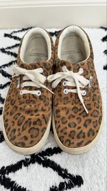 Vans 레오파드 무늬 로우 컷 스니커즈