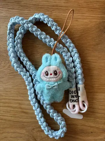 라부부 같은 스트랩