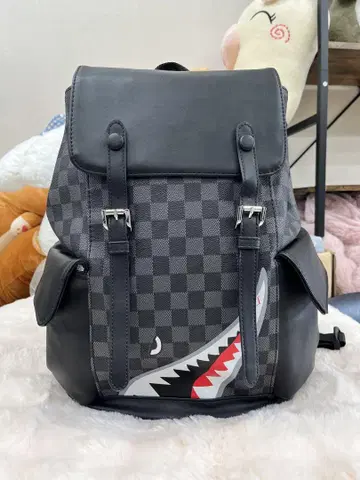 다미에 패턴 상어 디자인 백팩