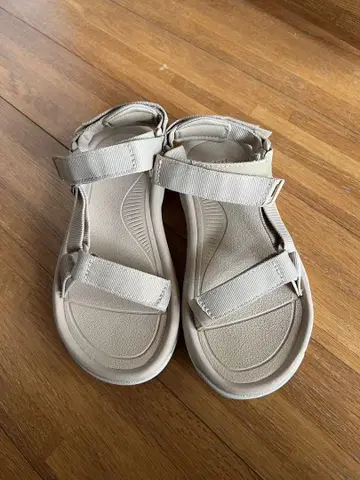 Teva 베이지 스포츠 샌들