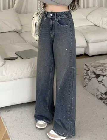 비쥬가 달린 다크 워시 와이드 레그 데님