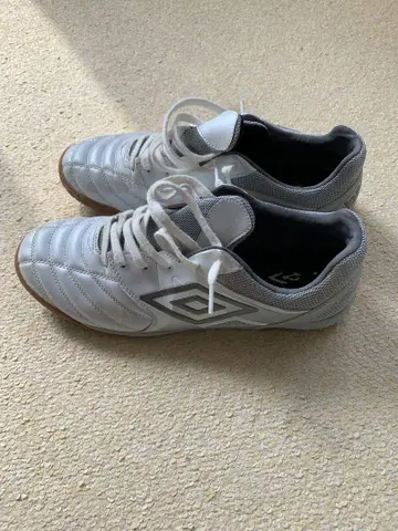 새상품급 Umbro 풋살화