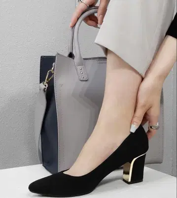 블랙 스틸레토 펌프스 골드 힐