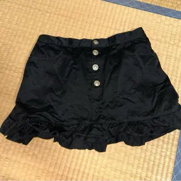 블랙 피스 나우 프릴이 달린 블랙 미니 스커트