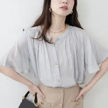 내추럴 꾸뛰르 드레이프감 새틴 플레어 소매 개더 블라우스 라이트 그레이