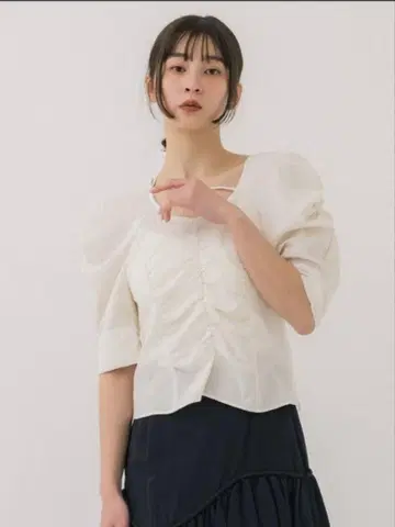 퍼블릭 도쿄 라운드 슬리브 블라우스 아이보리