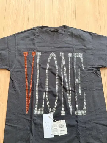 VLONE 스톤 로고 티셔츠
