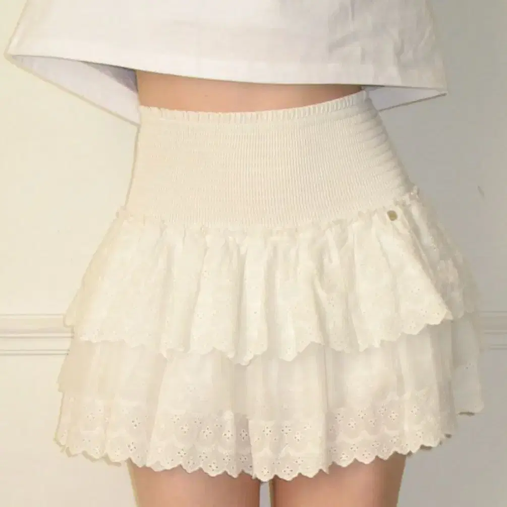 ★韓国★VINVLE★From Lace Kang Kang Skirt★Ivory RONRON Cancan Lace Skirt on Bunjang Global Site.