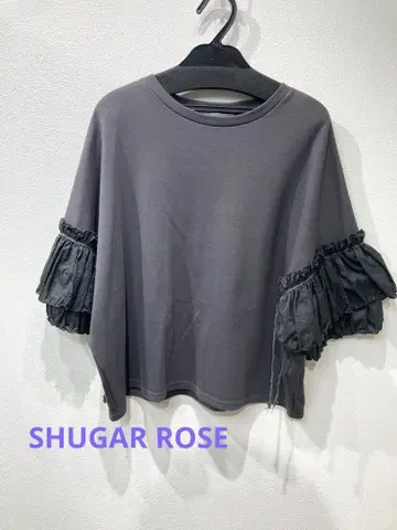 SUGAR ROSE 소매 프릴 상의 차콜