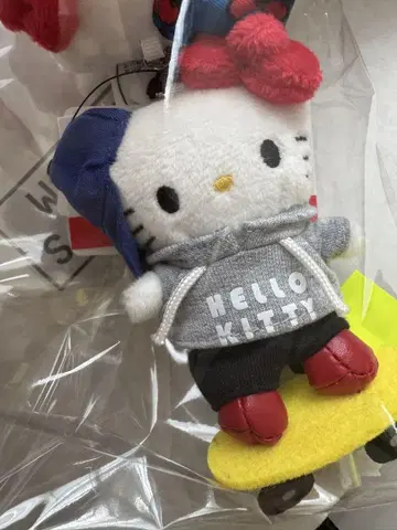 새상품 me % 로리즈팜 일광화상 키티 봉제 인형 키링 스케이트보드