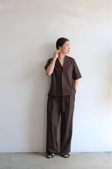 오라리 WASHED FINX HERRINBONE 벨트 팬츠