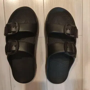 TELIC W-BUCKLE2 샌들