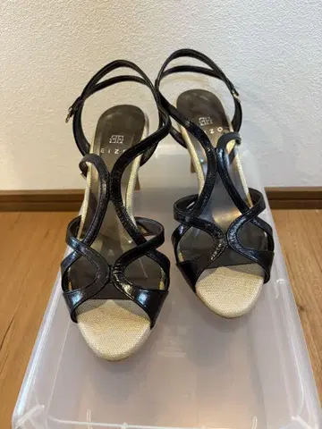 EIZO 블랙 스트랩 샌들 23.5cm