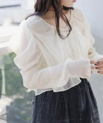 카스타네 초커가 달린 파워 숄더 블라우스