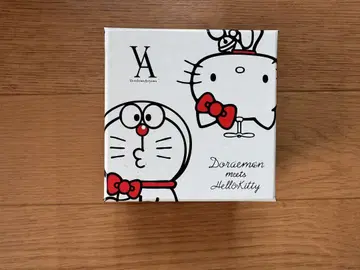 도라에몽과 헬로키티 핀 배지