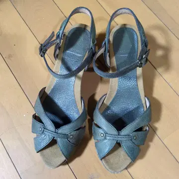 재고 처분! 라보키고시 카키 가죽 샌들 중간 힐 스터드 포함