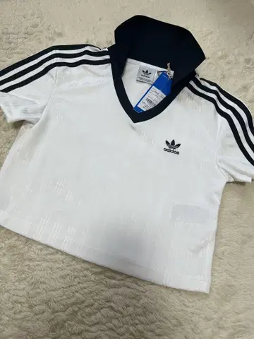 아디다스 택 포함 새상품 화이트 크롭 티셔츠 아디다스