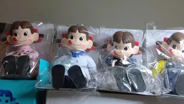 앉아 있는 페코짱 4개 세트