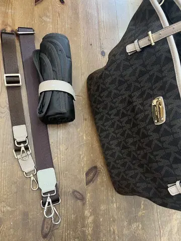 마이클코어스 브라운 마더백